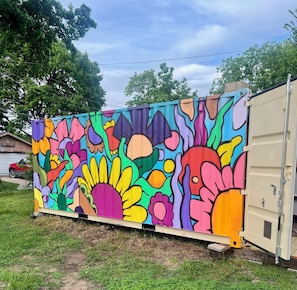 A colorful, stationary structure with a flat surface, possibly a portable building or container. - Cozy 1-bedroom studio in lovely Dallas with AC (Dallas)
