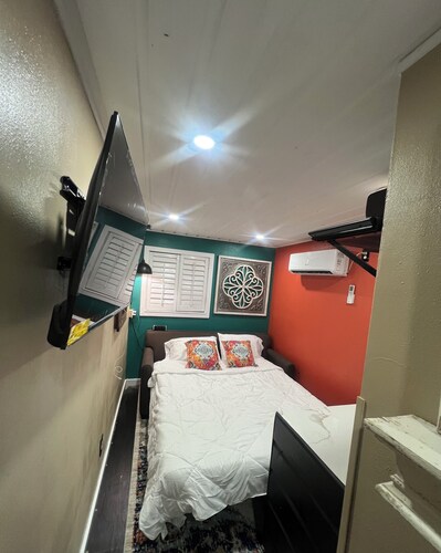 Cozy 1-bedroom studio in lovely Dallas with AC