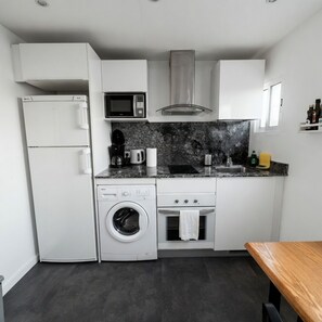Private kitchen - Centrally located apartment 15 min from beach and Sagrada Familia (Barcelona)