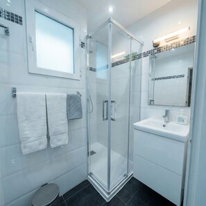 Shower, hair dryer, towels, soap - Centrally located apartment 15 min from beach and Sagrada Familia (Barcelona)