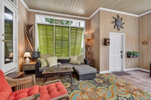 TV - Spacious pet friendly large home with plunge pool! (St. Simons Island)