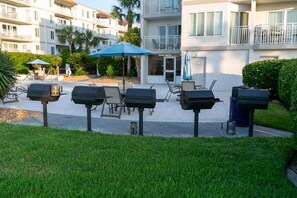 Outdoor dining - Updated Direct Oceanfront Condominium with Great Amenities (St. Simons Island)