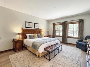 Iron/ironing board, WiFi, bed sheets - Beautiful King Room in the Lodge at Mountaineer Square (Crested Butte)