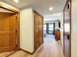 Interior - Beautiful King Room in the Lodge at Mountaineer Square (Crested Butte)