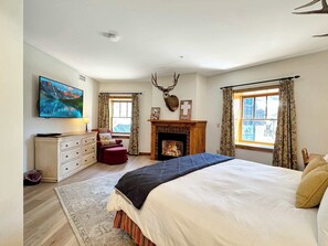 Iron/ironing board, WiFi, bed sheets - Beautiful Lodge at Mountaineer Square 2 Bedroom (Crested Butte)