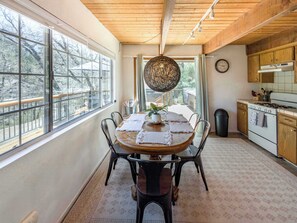 Dining - Big Bear Lake Cabin W/Spa Mountain view (Big Bear)