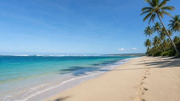 Beach nearby, sun loungers, beach towels