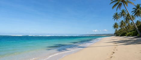 Beach nearby, sun loungers, beach towels