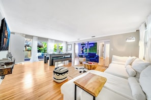 Smart TV, books, stereo - Heated Pool/Hot Tub/10 min Beach & Airport - FIFA! (Fort Lauderdale)