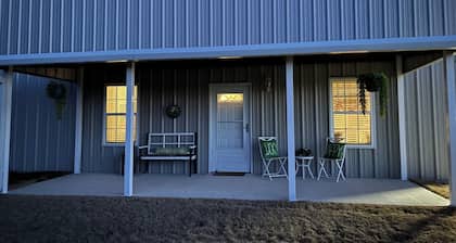 Barndominium on the Lake-Axtell