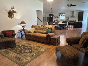Smart TV - Barndominium on the Lake-Axtell (Axtell)