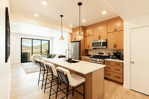 Fridge, microwave, oven, stovetop - Adventure Awaits-Hike, Bike, Ski & Water Sports All Just Minutes Away (Heber City)