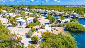 Une station balnéaire dotée de plusieurs hébergements de type bungalow, d’un port de plaisance et d’une plage où l’on peut faire du kayak.