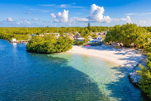 New Tiny Home-Paddle Boards, Kayaks, Pool, Marina