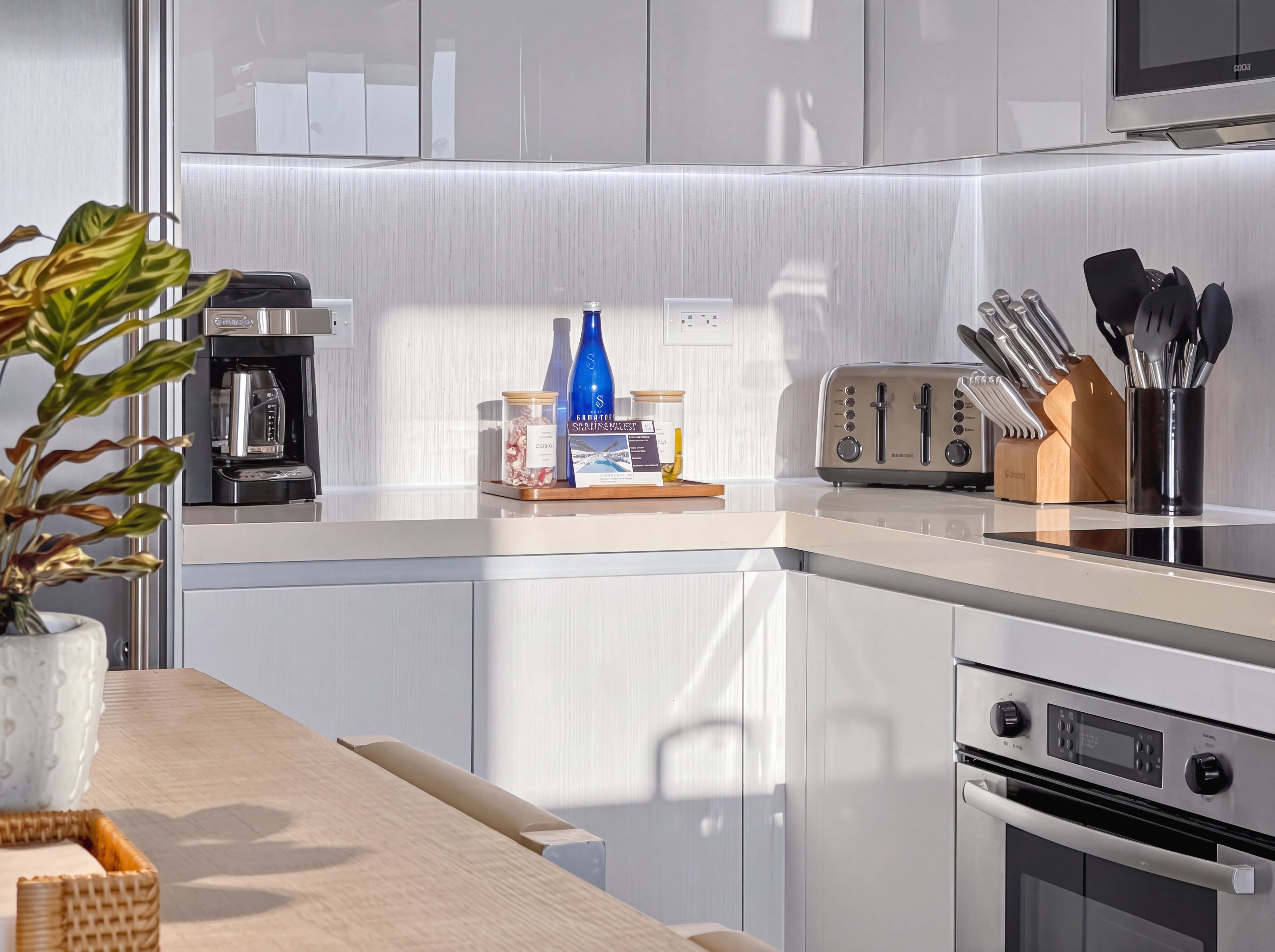 Una cocina moderna equipada con cafetera, tostadora y bloque de cuchillos.