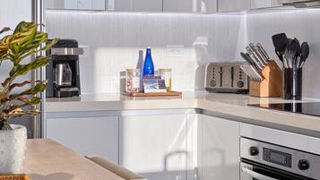 Una cocina moderna equipada con cafetera, tostadora y bloque de cuchillos.