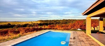 Luxury 4-bedroom en-suite villa with private pool, AC in Nkonyeni