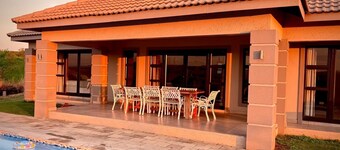Luxury 4-bedroom en-suite villa with private pool, AC in Nkonyeni