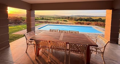 Luxury 4-bedroom en-suite villa with private pool, AC in Nkonyeni