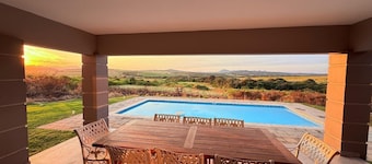 Luxury 4-bedroom en-suite villa with private pool, AC in Nkonyeni