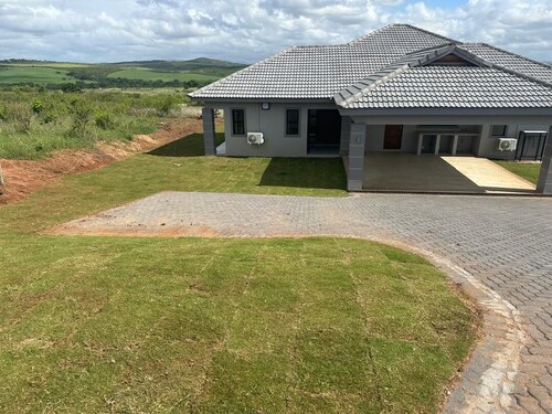 Luxury 4-bedroom en-suite villa with private pool, AC in Nkonyeni
