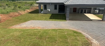 Luxury 4-bedroom en-suite villa with private pool, AC in Nkonyeni