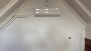 A room with a white ceiling, a white wall, and a white air conditioning unit mounted on the wall. - KaZa Bel'Vi By La Manoshra (Capesterre de Marie-Galante)