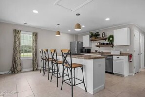 Private kitchen - Cozy 1-bedroom apartment in pleasant Beaufort with AC (Beaufort)
