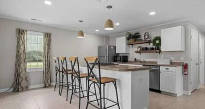 Cozy 1-bedroom apartment in pleasant Beaufort with AC