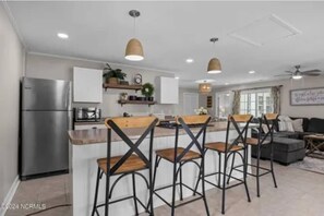 Private kitchen - Cozy 1-bedroom apartment in pleasant Beaufort with AC (Beaufort)