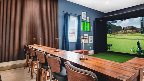 Sleep 30, Near Grand Park, Golf Sim, Sauna, Hottub