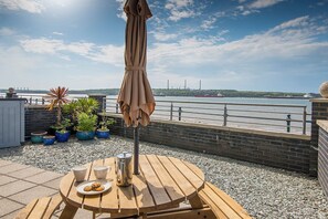 Outdoor dining - Larus, Holiday Apartment Smoke House Quay, Milford Marina, Sleeps 4, 2 bedrooms,  bathrooms (Milford Haven)