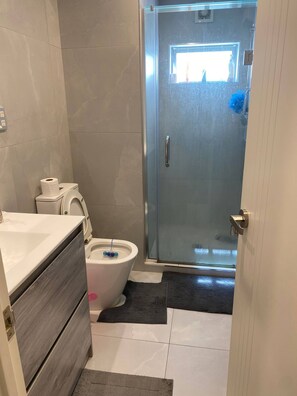 Room, 1 Bedroom | Bathroom