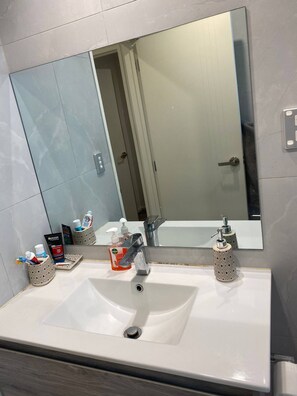 Room, 1 Bedroom | Bathroom - Room-1 Spacious Bedroom Available (Papakura)
