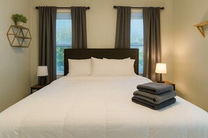 Tabla de planchar con plancha, wifi, ropa de cama