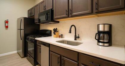 Tower Grove Apt w Balcony & Fast Wi-Fi