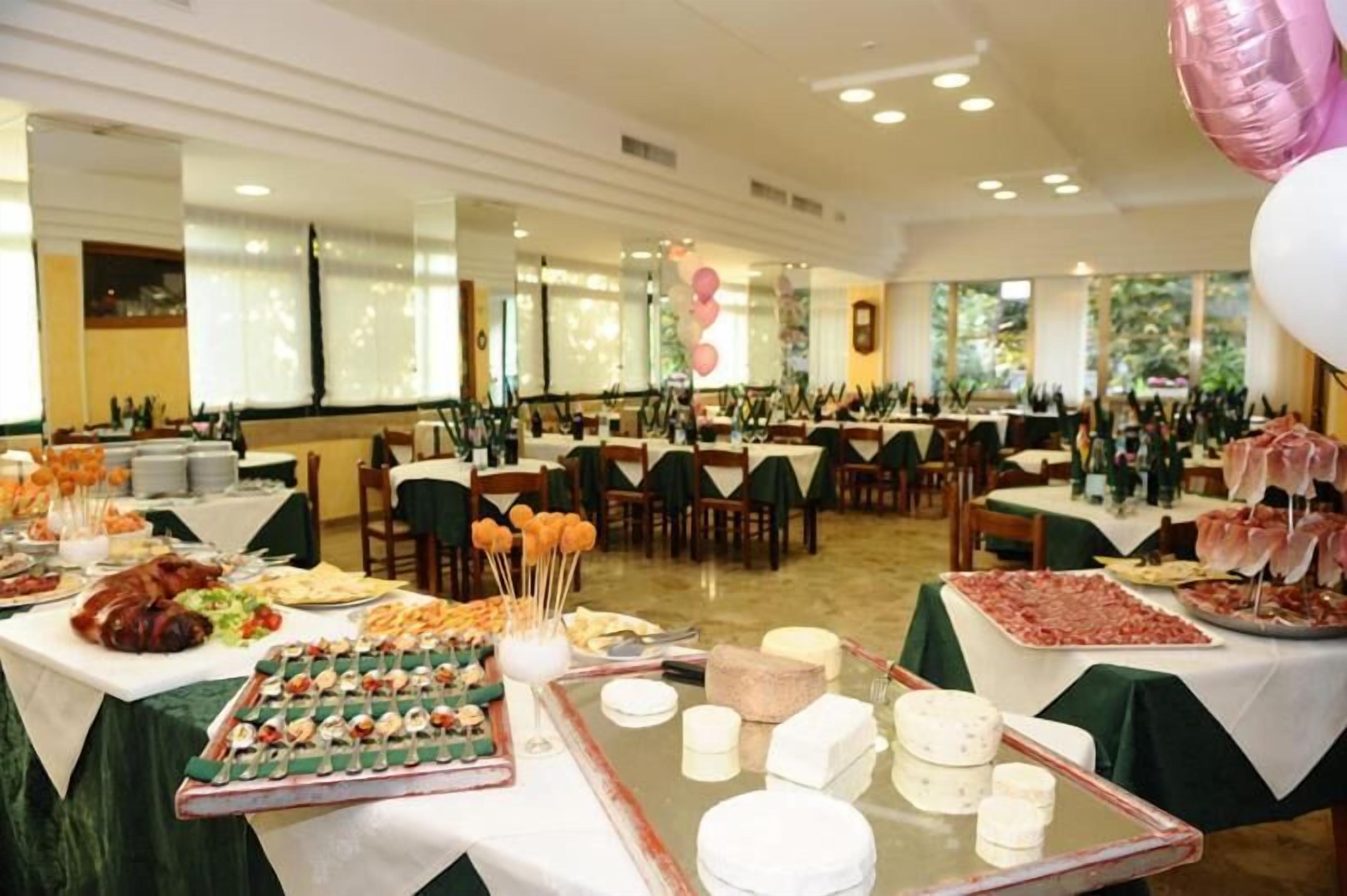 Ein Festsaal mit gedeckten Tischen, Essen und Dekorationen.