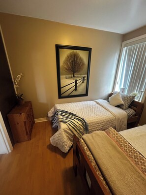 Tabla de planchar con plancha, wifi y ropa de cama 