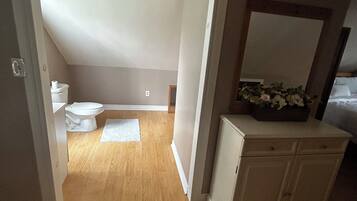 Secadora de cabello, toallas, jabón, papel de baño