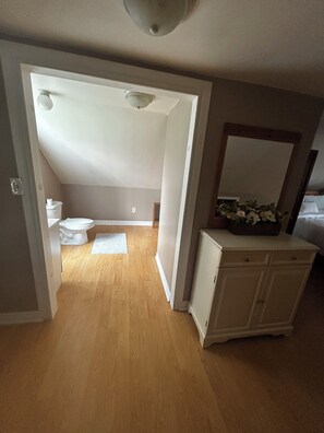 Secadora de cabello, toallas, jabón, papel de baño 