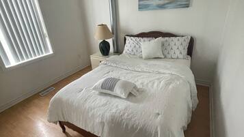 3 habitaciones, tabla de planchar con plancha, wifi y ropa de cama