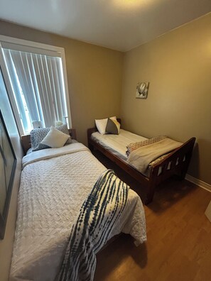 Tabla de planchar con plancha, wifi y ropa de cama 