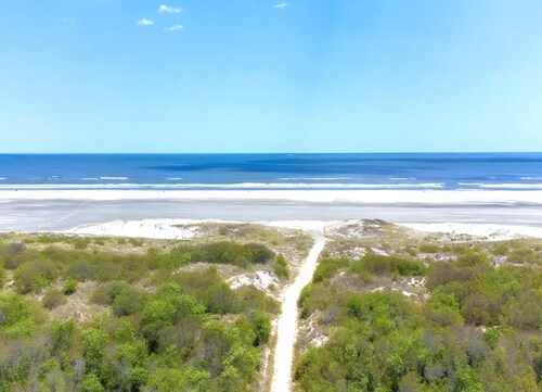 Brigantine Comfy Condo on the Beach and Pool! 
