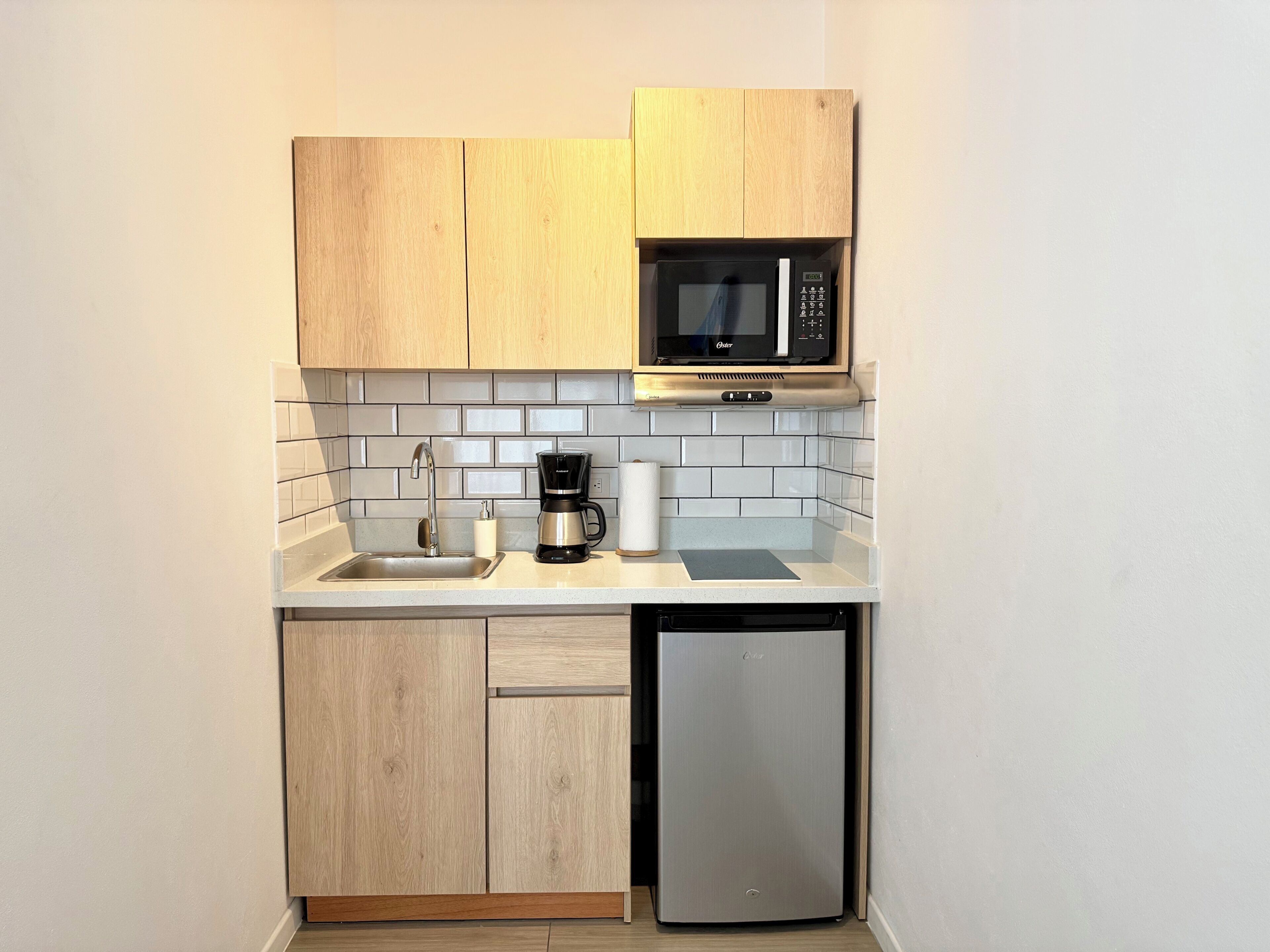 Wasserkocher mit Kaffee-/Teezubehör, Kühlschrank, Mikrowelle, Toaster