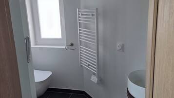 Sèche-cheveux, serviettes fournies, papier toilette