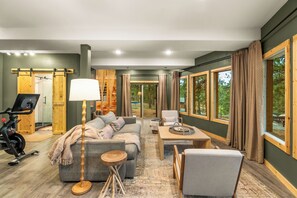 Ein modernes Wohnzimmer mit Sofa, Couchtisch und Heimtrainer.