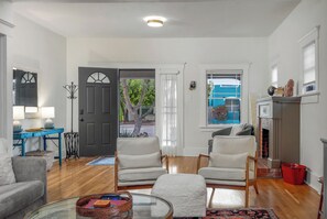 Smart TV, books, music library - Near Downtown! Charming bungalow w/ heated pool in Armory Park Historic District (Tucson)