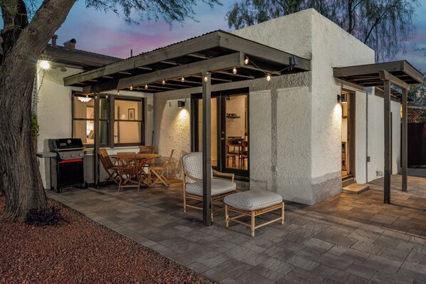 Outdoor dining - Near Downtown! Charming bungalow w/ heated pool in Armory Park Historic District (Tucson)