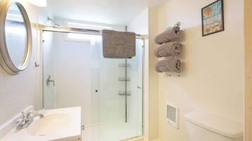 Een douche, handdoeken, shampoo