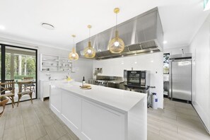 Mini-fridge, microwave, high chair - Nu Leaf Retreat (Pokolbin)